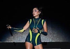 María Becerra durante un concierto.