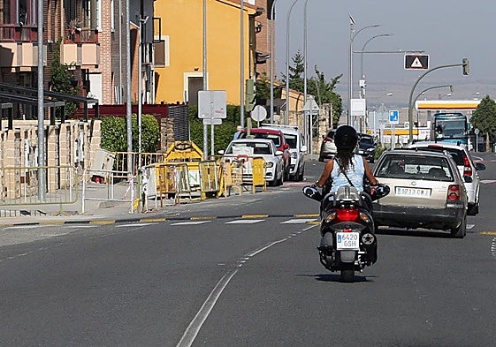Carretera SG-V-6123 a su paso por San Cristóbal de Segovia.