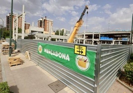 La estructura del acceso y la gran nave del futuro supermercado ya están levantadas.