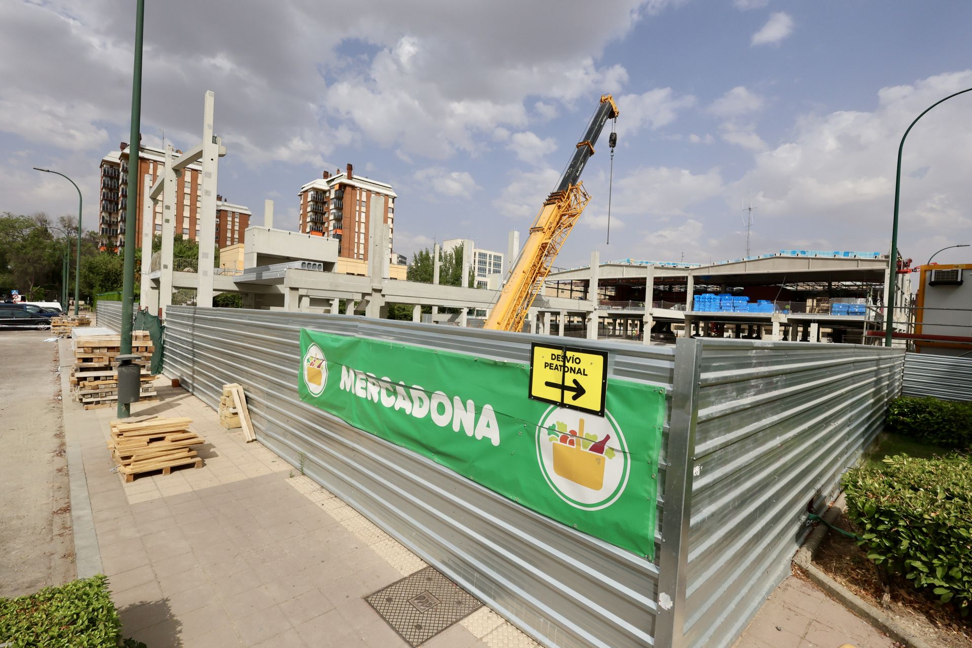 La estructura del acceso y la gran nave del futuro supermercado ya están levantadas.