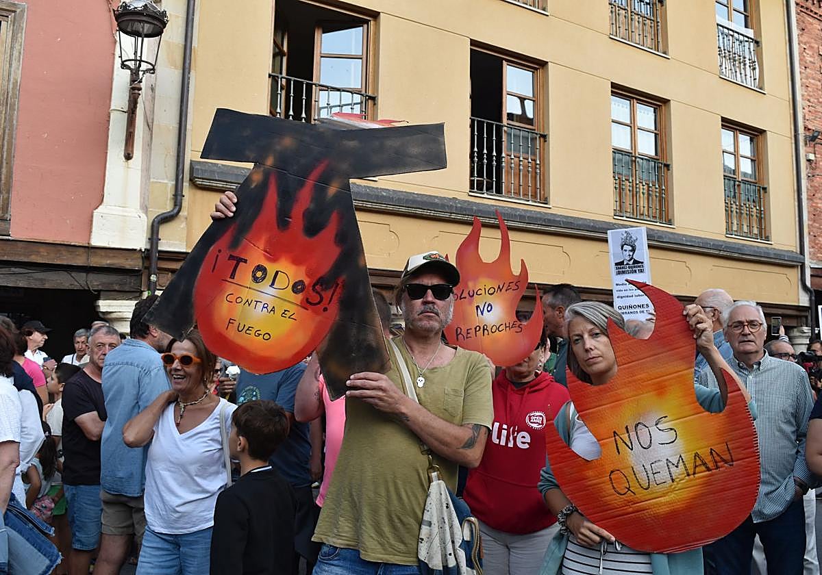 Los manifestantes sostienen pancartas que piden soluciones en la gestión de los incendios.