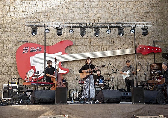 Una guitarra gigante presidió el festival en Itero de la Vega.
