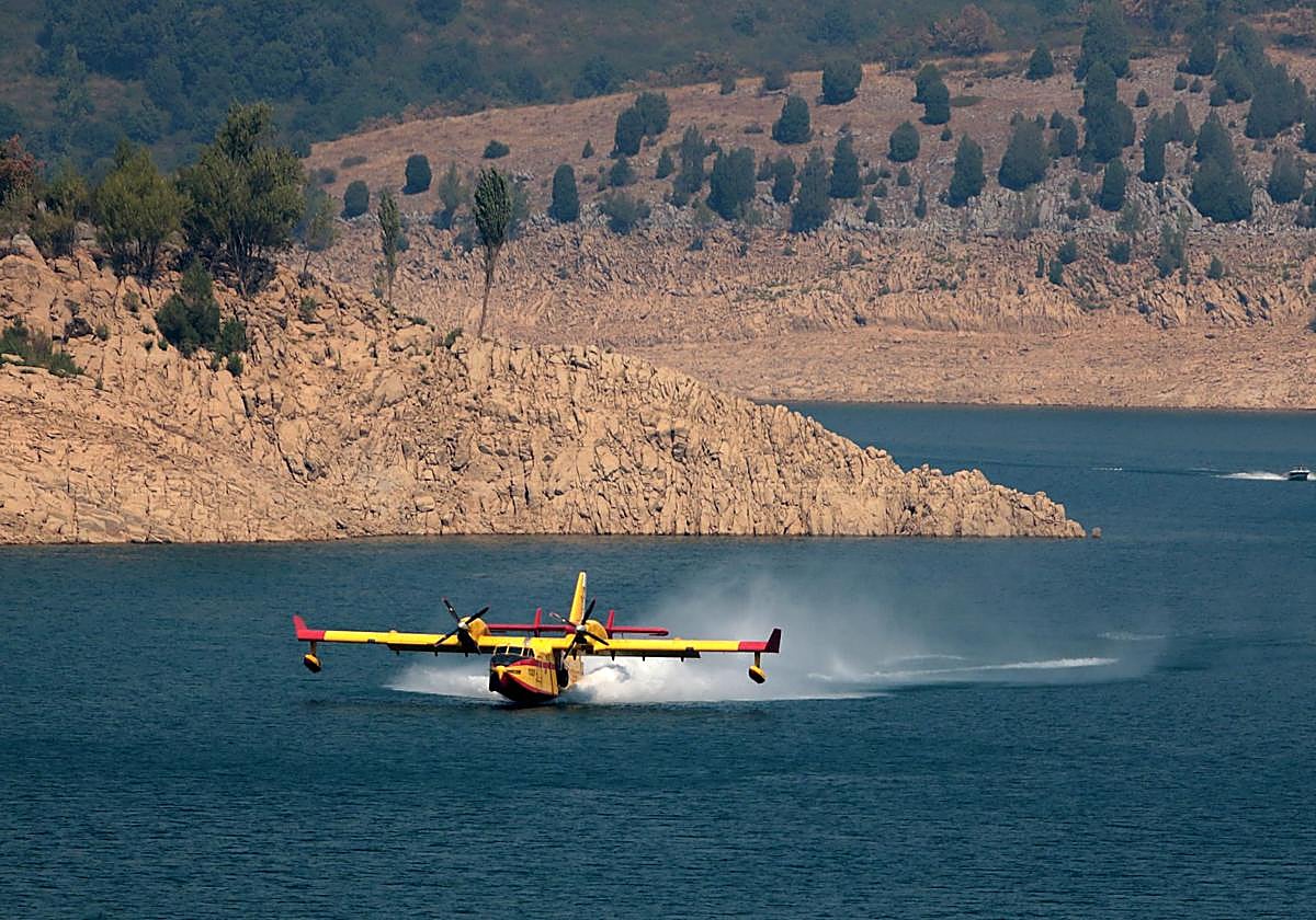 Un hidroavión del Ejército trabaja en la extinción del incendio de Garaño, en León, este lunes.