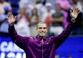 Carlos Alcaraz, con nuevo corte de pelo, celebra la victoria ante Reilly Opelka en el US Open.