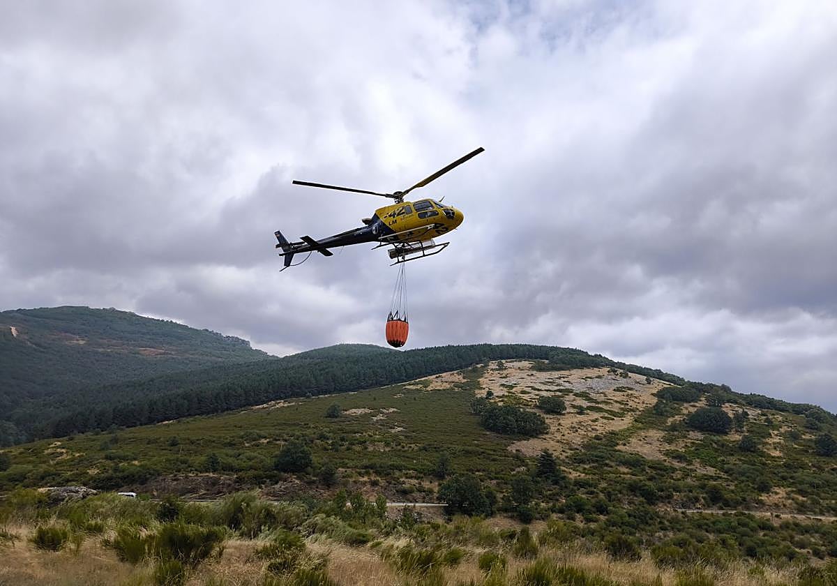 Un helicóptero trabaja para coger agua en el embalse de Compuerto, la semana pasada.