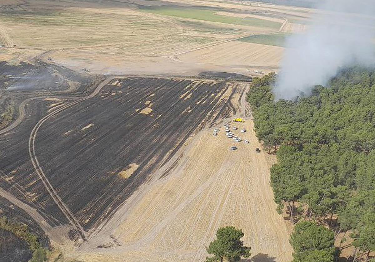 Vista aérea del incendio de este lunes en Fuentepelayo.