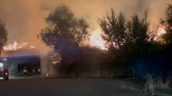 Los Bomberos sofocan el incendio en una cuneta en la carretera de Burgos, este lunes por la noche.