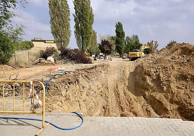 Obras del desvío del colector en la parcela en la que tiene previsto implantarse Mercadona.