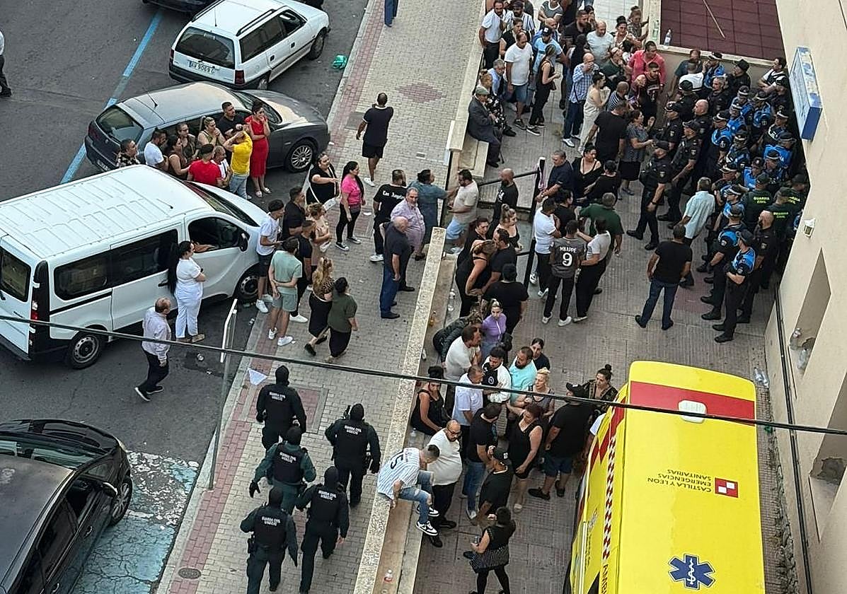 Refuerzo policial en Ávila tras desencadenarse el tiroteo mortal del pasado jueves.