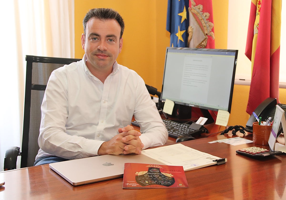 Carlos Fraile en su despecho con un programa de fiestas sobre la mesa