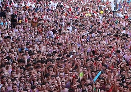 Cientos de personas disfrutan del pregón de fiestas el año pasado