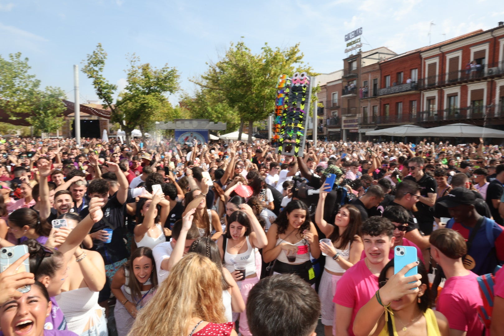 Colocación de la bandera de las Fiestas de San Antolin 2024.