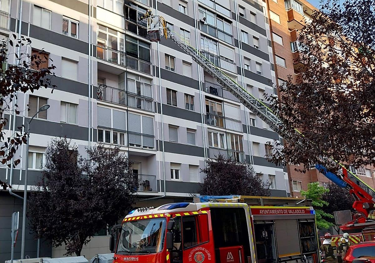 Intervención de los Bomberos de Valladolid para extinguir un incendio en el balcón de una quinta planta de un edificio de la calle Luna, este miércoles por la mañana.