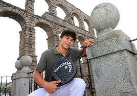 Guillermo Fernández, con la pala, en la terraza de Santa Columba.