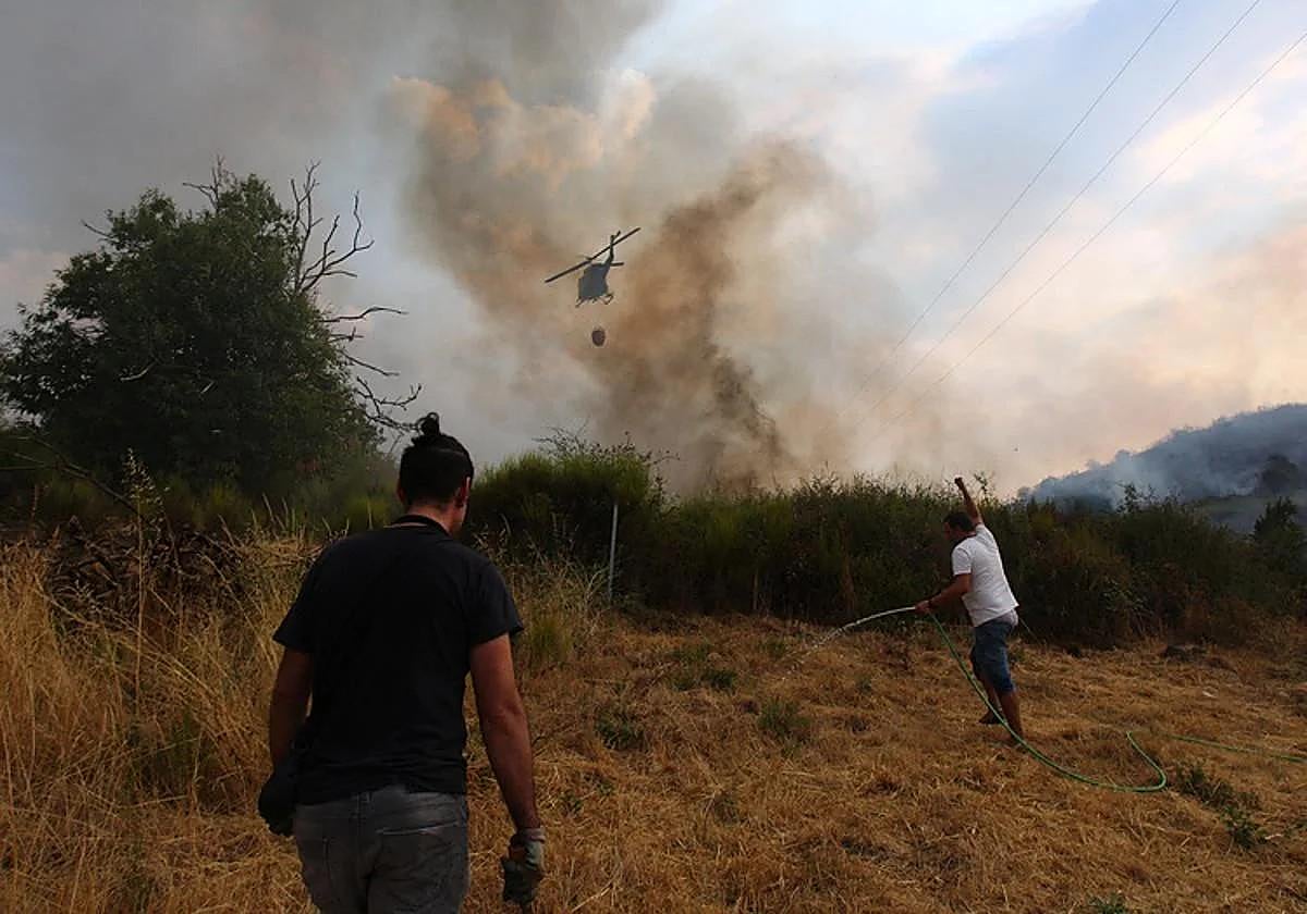 Imagen de los vecinos de Molinaseca en su lucha contra el fuego para evitar que llegaran a las casas.