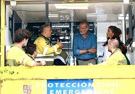 Los Reyes, este miércoles durante su visita a la Casa Parque Natural del Lago de Sanabria para conocer de primera mano la evolución de los incendios.