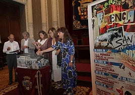 El notario preside el sorteo de pases, en el que han participado la presidenta de la Diputación, la diputada de Cultura y los representantes de El Norte de Castilla y Diario Palentino.