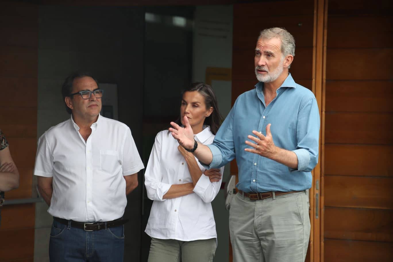 La visita de los Reyes a las zonas afectadas por los incendios en León, en imágenes