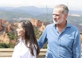 Imágenes de los reyes Felipe y Letizia durante su visita este miércoles a las zonas afectadas por los incendios en León