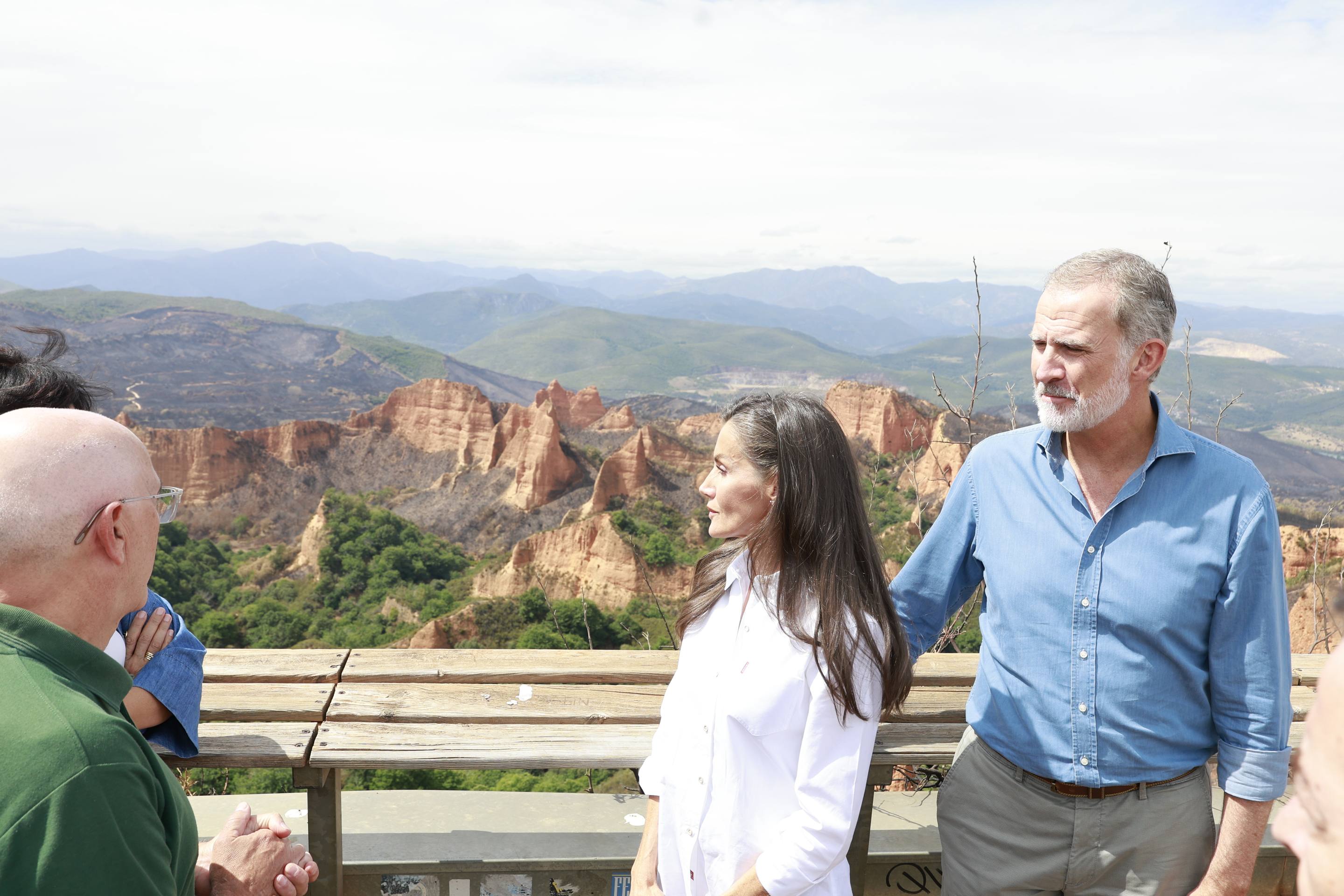 La visita de los Reyes a las zonas afectadas por los incendios en León, en imágenes