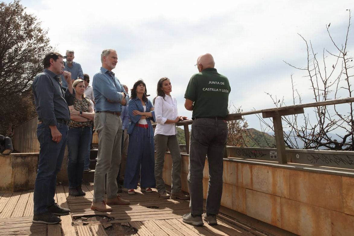 La visita de los Reyes a las zonas afectadas por los incendios en León, en imágenes