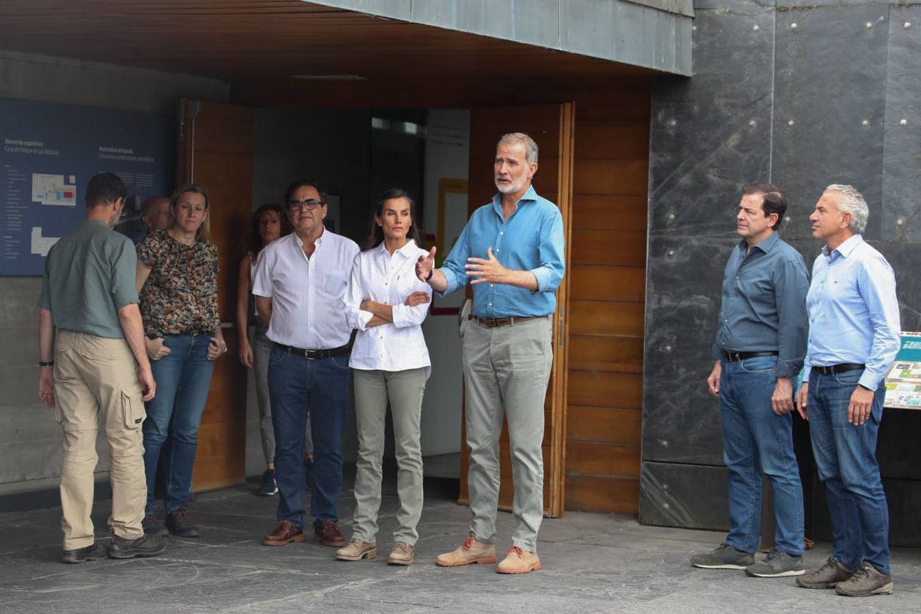 La visita de los Reyes a las zonas afectadas por los incendios en León, en imágenes