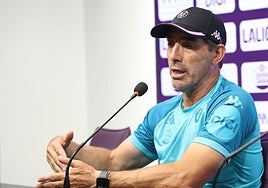 Guillermo Almada, entrenador del Real Valladolid, durente una rueda de prensa.