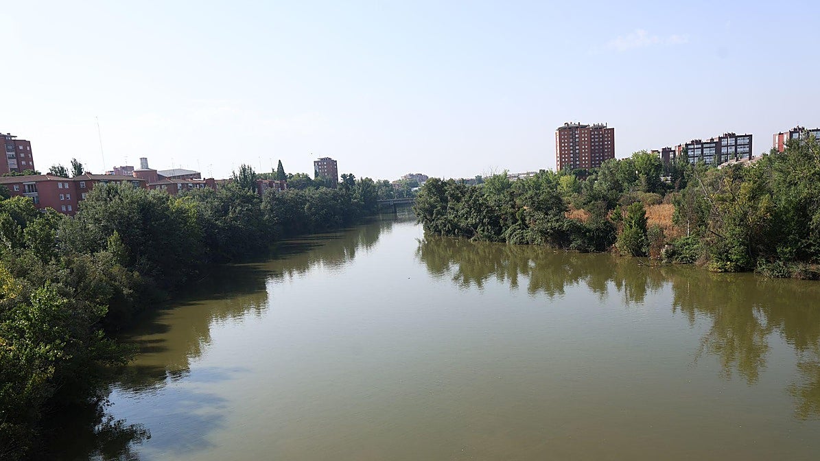 El Pisuerga, a su paso a por Valladolid.