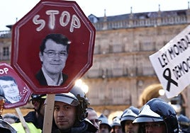 Manifestación de los bomberos de Salamanca en 2013 tras el expediente a 16 de ellos por una protesta.