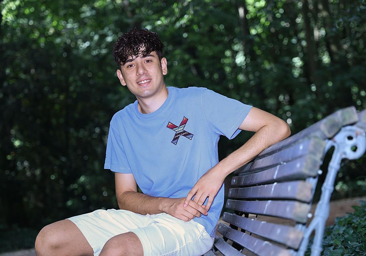 Imagen principal - Alberto Pulgar, el tiktoker que reparte dinero por las calles de Valladolid