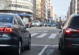 Vehículos circulan por el centro de Valladolid, en una imagen de archivo.