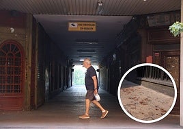 Un hombre camina por uno de los pasadizos. En el detalle, reguero de sangre del último herido en Paulina Harriet.