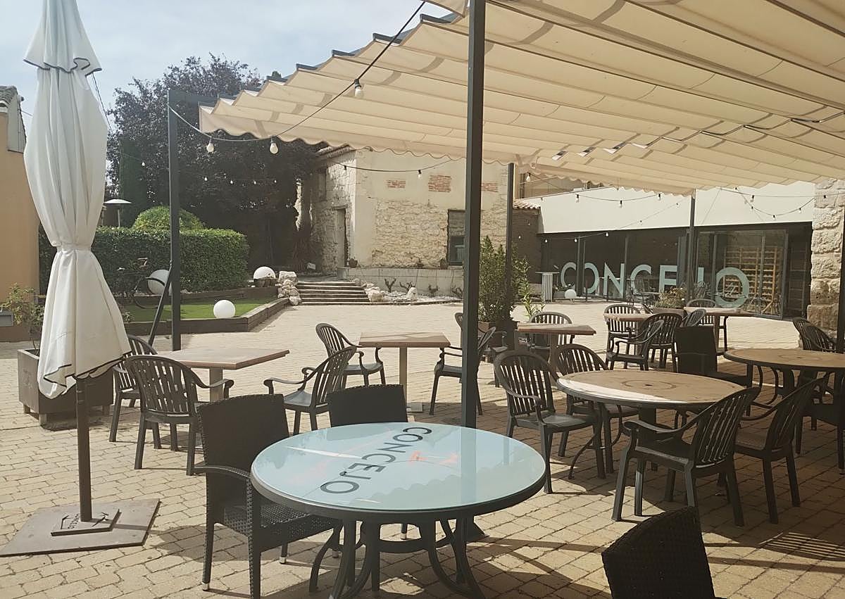 Imagen secundaria 1 - Gambas al ajillo del restaurante El Pilar, terraza de El Concejo Hospedería y Restaurante, donde se celebran las 'Tardes de comedia' y estantería de vinos propios de Bodegas Concejo.