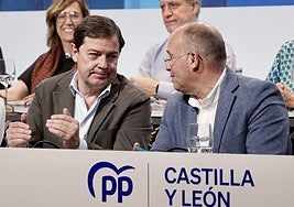Alfonso Fernández Mañueco (izquierda) charla con Miguel Tellado durante la clausura del Comité Ejecutivo y la Junta Directiva Autonómica del PP regional el pasado mes de julio.