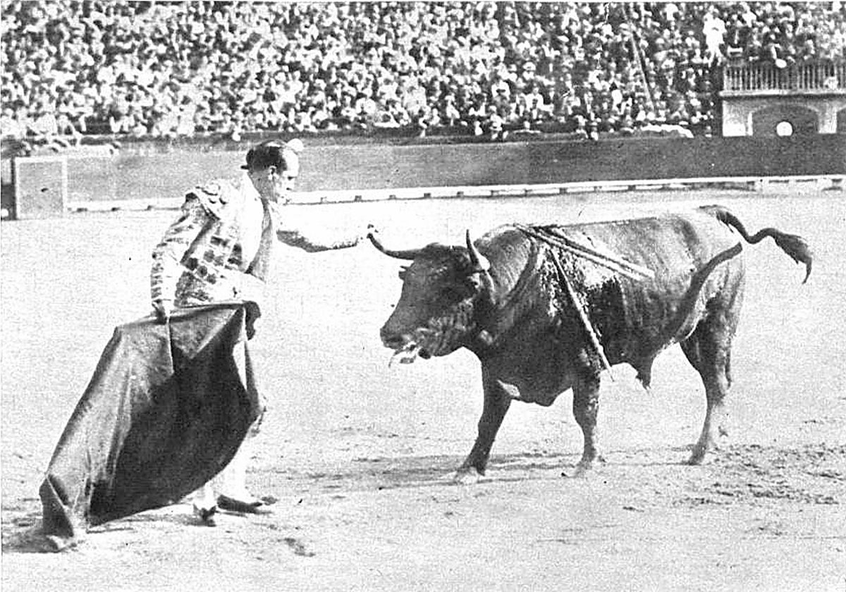 El diestro Ignacio Sánchez Mejías en una faena en los años 30.
