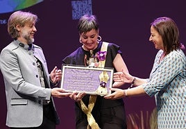 El concejal de Festejos y la alcaldesa entregan los obsequios a Noemí Villamuza.