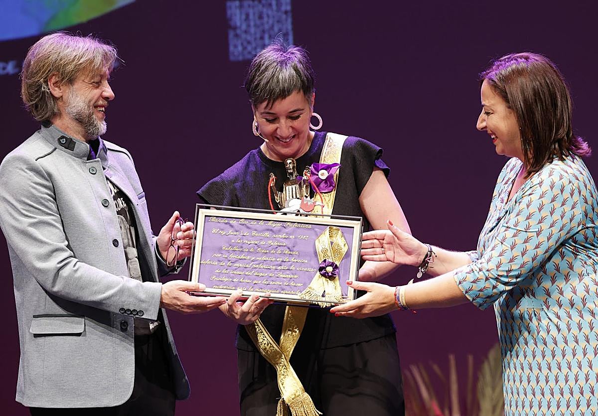 El concejal de Festejos y la alcaldesa entregan los obsequios a Noemí Villamuza.