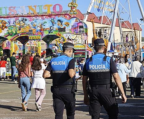 Dos policías caminan por el recinto ferial.
