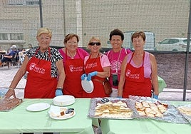 Un grupo de mujeres repartan las tapas de queso en la pasada edición