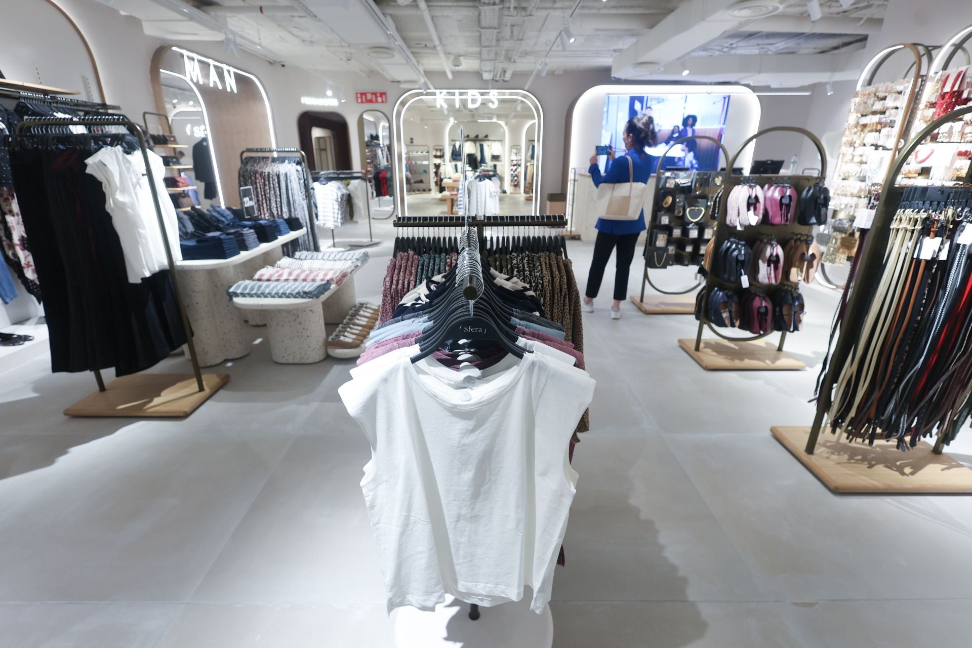 Así es la tienda remodelada de Sfera en la calle Santiago