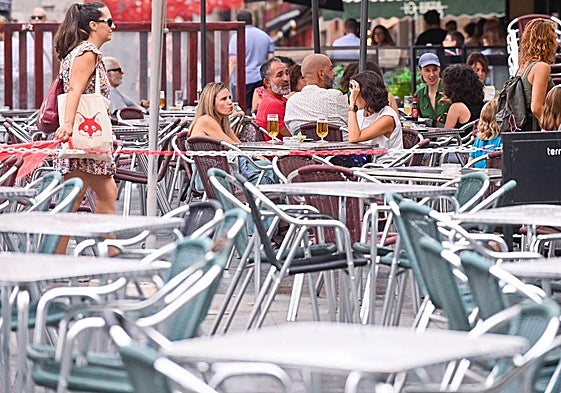Cientes de un bar en una terraza en Valladolid.