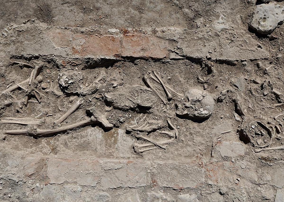 Imagen secundaria 1 - Diferentes detalles de la excavación en el yacimiento de Las Calaveras, en Renedo de Esgueva.