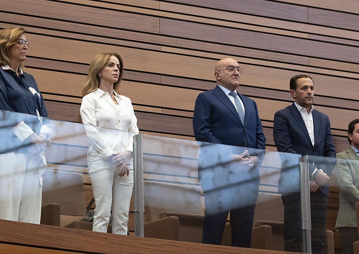 Imagen secundaria 1 - Pablo Fernández y Francisco Igea en sus escaño, En otra imagen, Silvia Clemente entre sus excompañeros del PP Ángeles Armisén y Jesús Julio Carnero. Cierra la terna de fotos David Hierro, portavoz de Vox, apuntando a Mañueco.