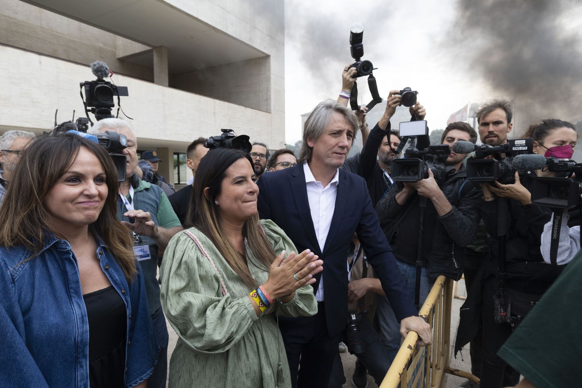 Incompetencia, desbarajuste, soberbia... la oposición carga contra Mañueco por los fuegos forestales