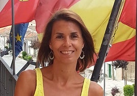 Magdalena Rodríguez en el balcón del Ayuntamiento de Abades.