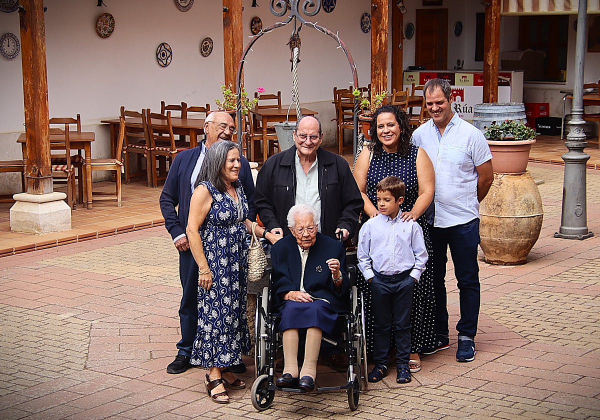 Petra Abril, junto a sus hijos, nieta y bisnieto, en el restaurante La Rúa, en la celebración de sus 100 años