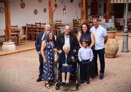 Petra Abril, junto a sus hijos, nieta y bisnieto, en el restaurante La Rúa