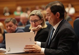 El consejero Suárez-Quiñones entra en el hemiciclo con Mañueco ya sentando en su escaño.