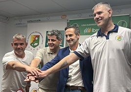 De derecha a izquierda: Salva Puig (entrenador del BM Aula), Juan Ignacio Hernández (presidente del club), Benito Andrades (CEO de Luzilia) y Manuel Martín (COCEO de Ultreya).