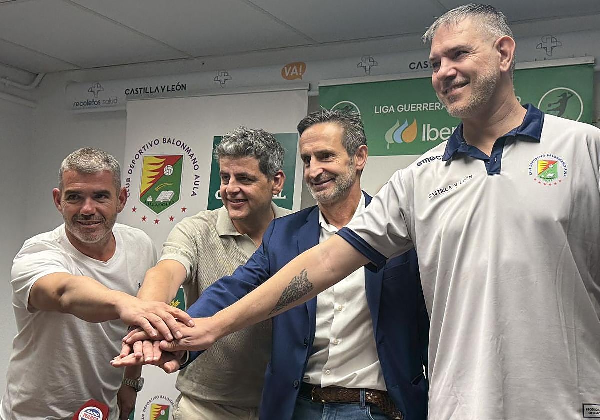 De derecha a izquierda: Salva Puig (entrenador del BM Aula), Juan Ignacio Hernández (presidente del club), Benito Andrades (CEO de Luzilia) y Manuel Martín (COCEO de Ultreya).